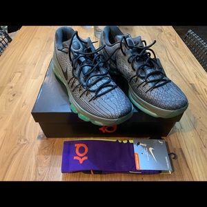 KD8 with box and socks